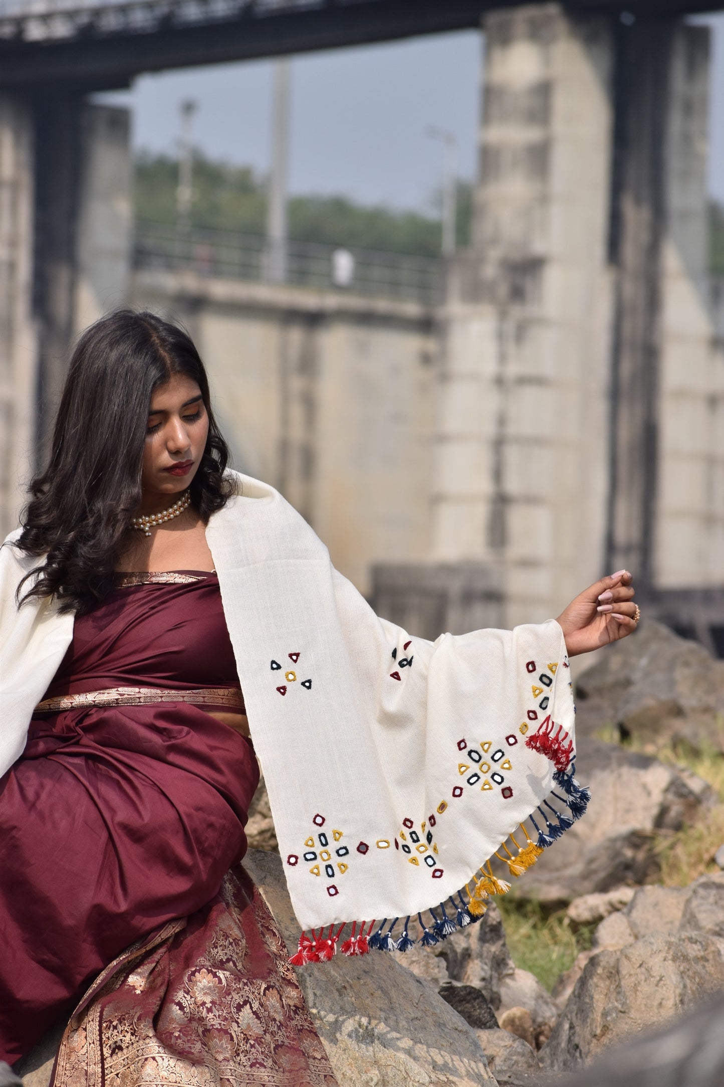 Traditional pearl white wool stole showcasing authentic handloom craftsmanship and understated elegance
Classic handwoven woolen stole in pearl white designed for warmth, comfort, and versatile styling
