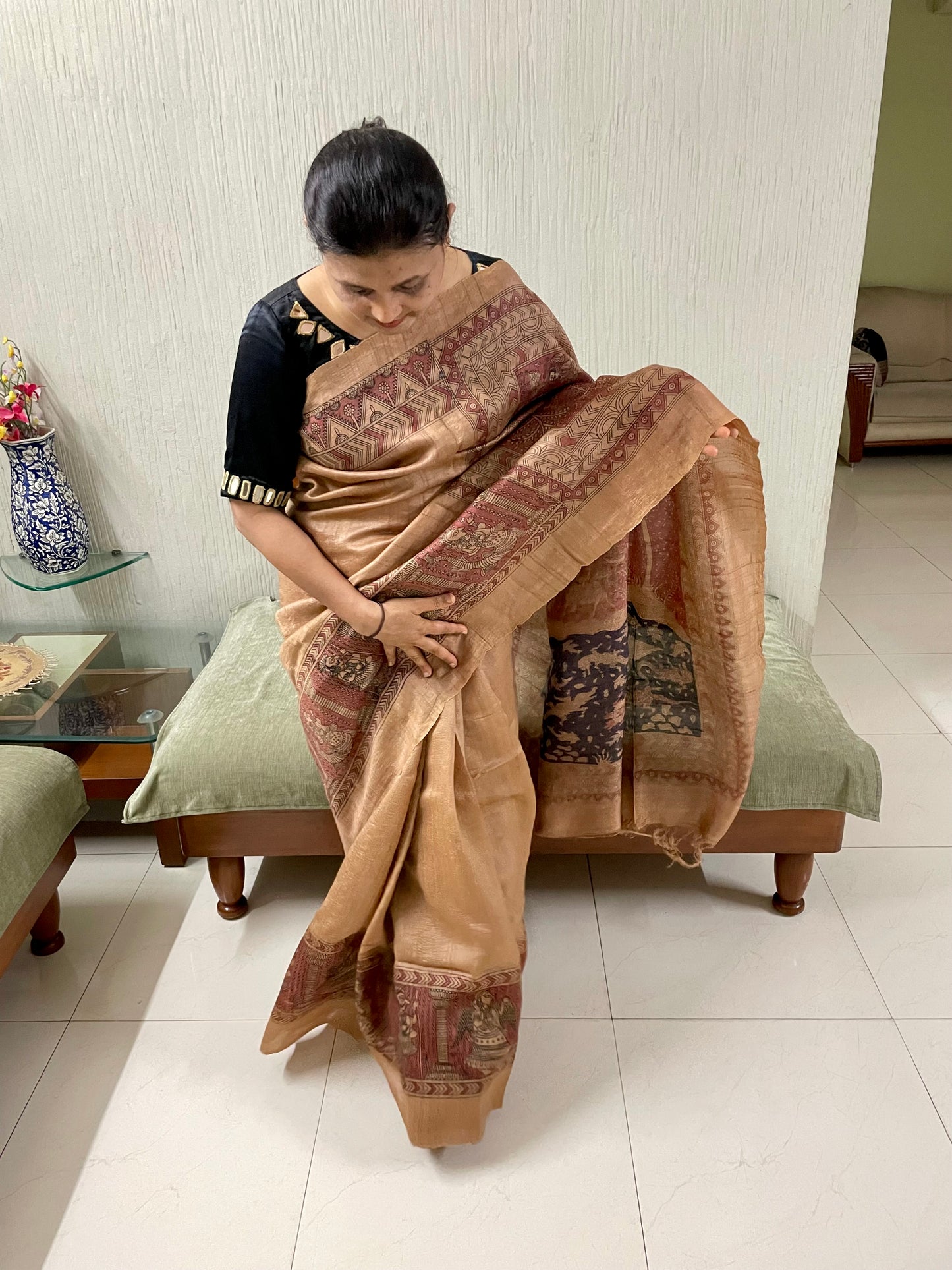 Traditional mauve Mata Ni Pachedi saree with vibrant handpainted motifs and graceful artisanal craftsmanship