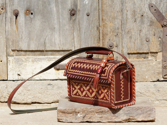 LEATHER HUT BAG WITH THREAD WORK