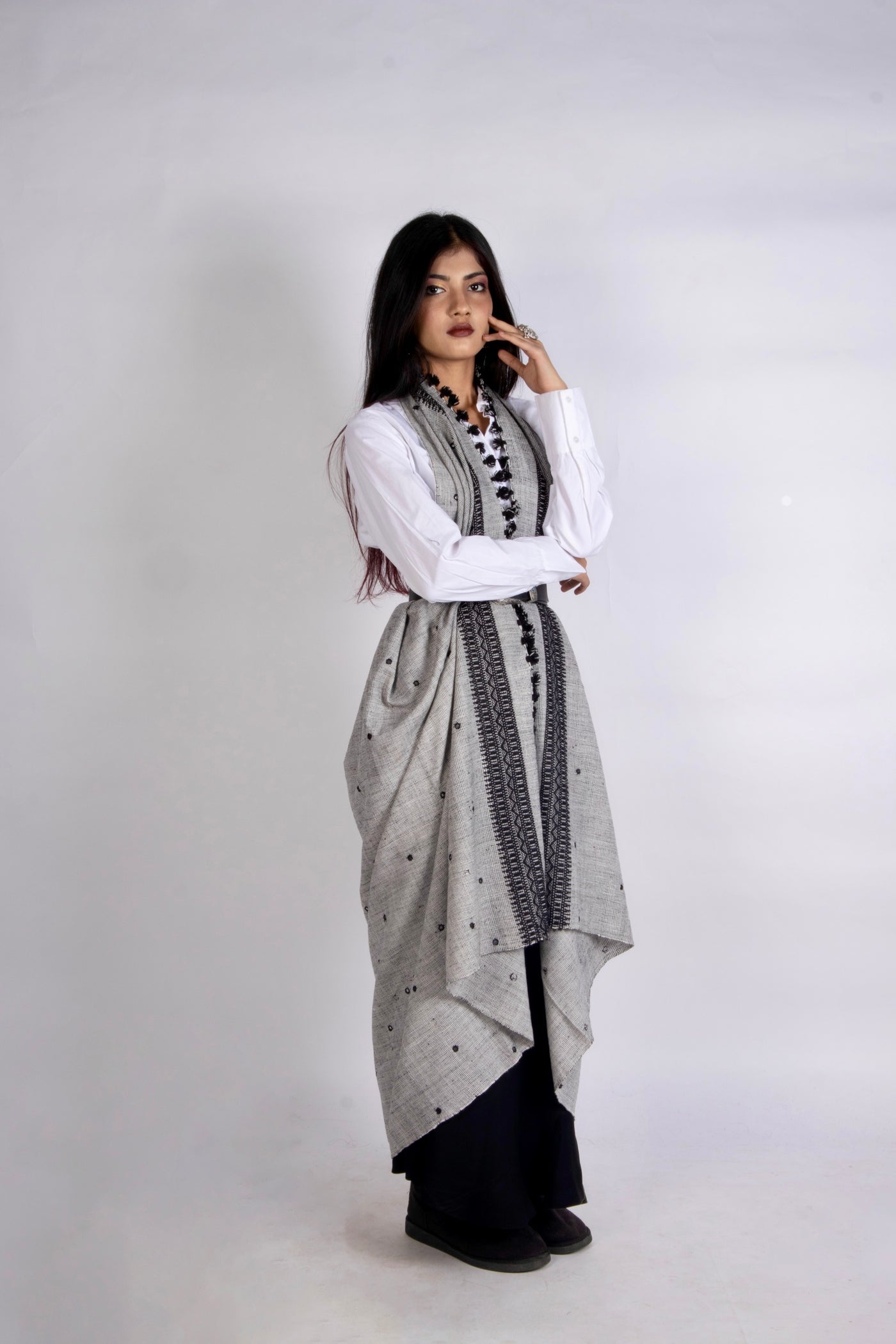 Pearl grey handwoven woolen shawl featuring a soft texture and elegant artisan craftsmanship