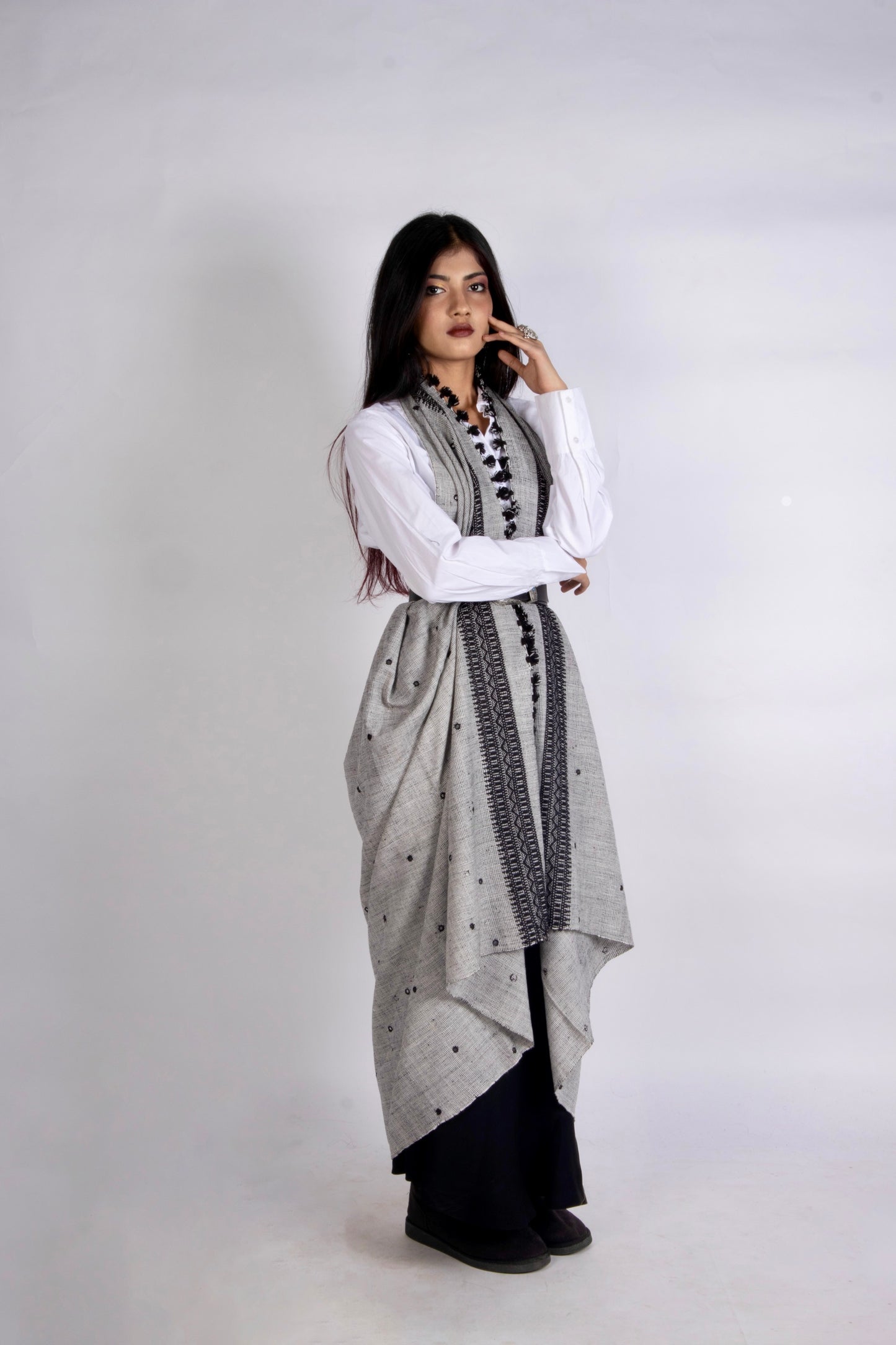 Pearl grey handwoven woolen shawl featuring a soft texture and elegant artisan craftsmanship