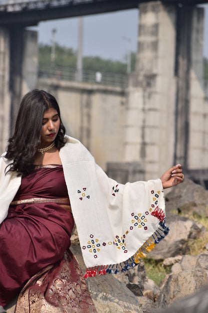 Traditional pearl white wool stole showcasing authentic handloom craftsmanship and understated elegance
Classic handwoven woolen stole in pearl white designed for warmth, comfort, and versatile styling