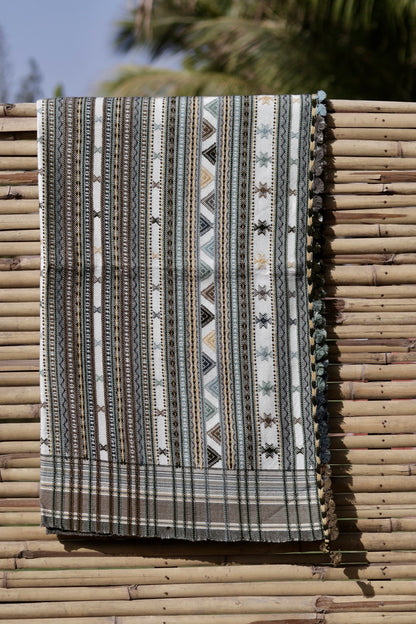 Smoky white handwoven woolen shawl featuring a soft texture and refined artisanal craftsmanship