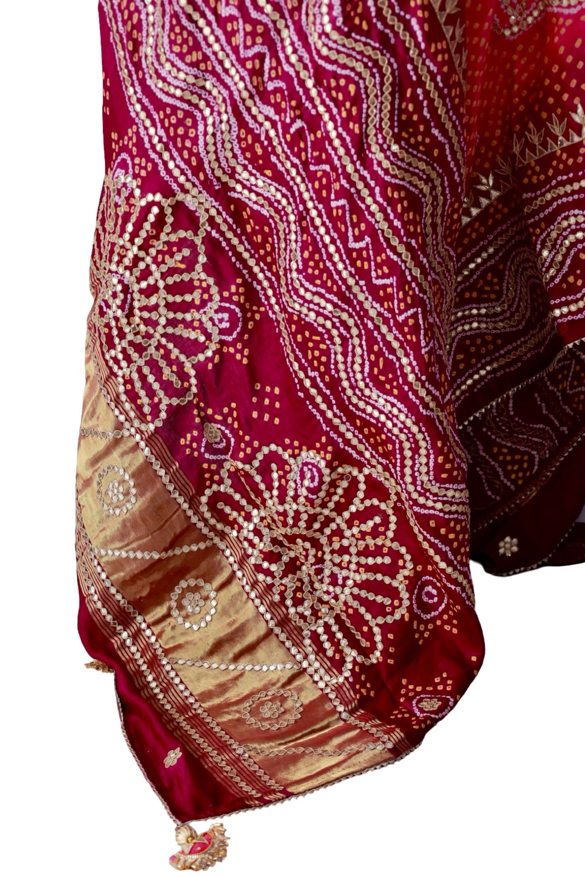 Burgundy dupatta border decorated with wavy metallic lines and dotted Bandhani patterns
