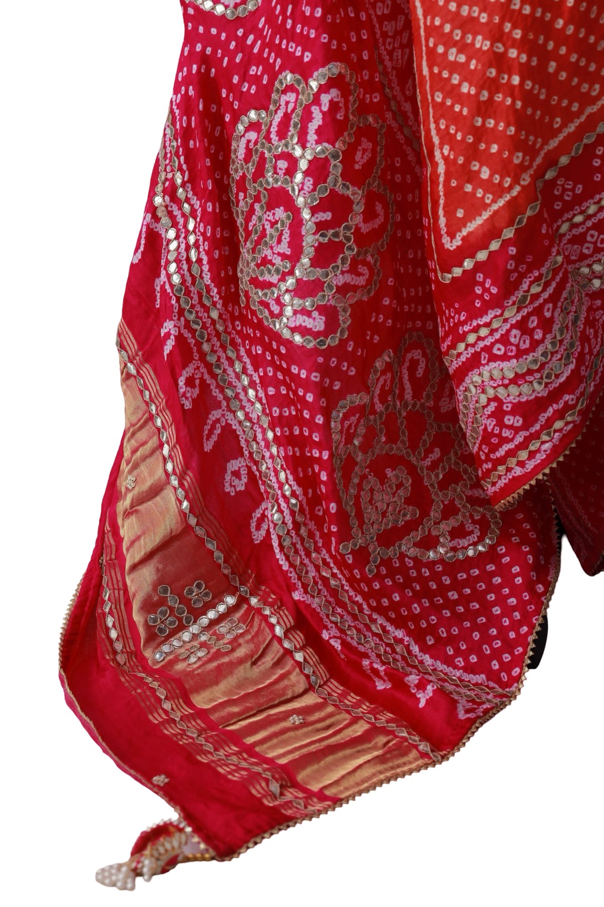 Pink dupatta border with wavy metallic Gota Patti detailing and dotted Bandhani patterns
